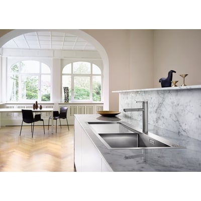 Blanco Claron 5S-IF MXI køkkenvask i rustfrit stål viser den integrerede afløbsbakke og en elegant vandhane i et moderne køkkenmiljø.