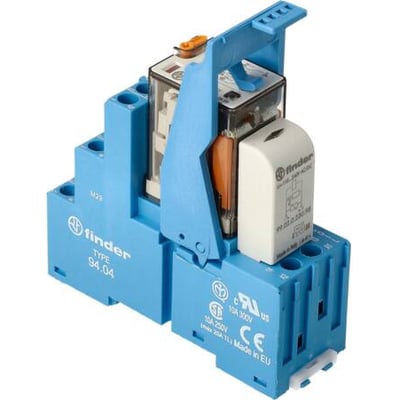 Finder interfacerelæ type 94.04 med sokkel og holdebøjle, viser 4 CO kontakter og 230V AC spole med LED-indikator og varistor.