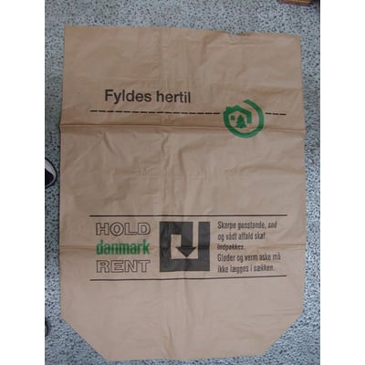 Hold Danmark Rent papirsæk i brun, 700 x 950 x 250 mm og 110 liters kapacitet, vist åbent og fladt på et gråplettet underlag.