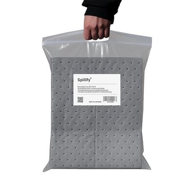 Spillify universal absorberingsark i grå PP, 50 x 40 cm, samlet i en gennemsigtig pose med bærehåndtag.