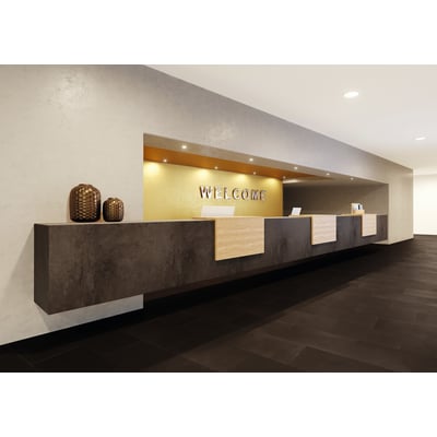 Indbygningsspot fra Ledvance i et moderne hotel reception, monteret i loftet over en disk.