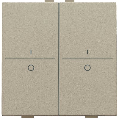 Niko tangent med 'i' og 'o' symbol til 4-tryks betjening i champagnefarvet finish, vist på hvid baggrund.