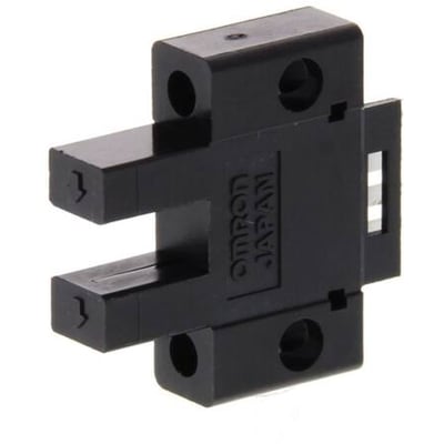 Omron fotomikrosensor EE-SX670A med slottype design i sort plast, med synlig Omron Japan logo.