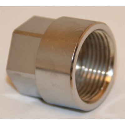Forkromet messing formmuffe med 3/4'' og 1/2'' gevind på hvid baggrund.