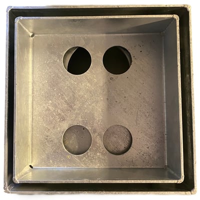 Jesmig minirist til integrerede fliser, 160 x 83 mm, galvaniseret. Toppen viser fire cirkulære huller til afløb i et firkantet, metalfarvet kar.