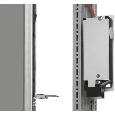 Rittal sikkerhedslåsning SZ monteret på et rack-skab, viser den grå metalboks og tilslutningsdetaljer.