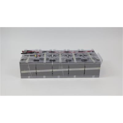 Eaton Easy Battery+ EB006SP udskiftningsbatteripakke på 180 V med grå batterimoduler og synlige ledninger.