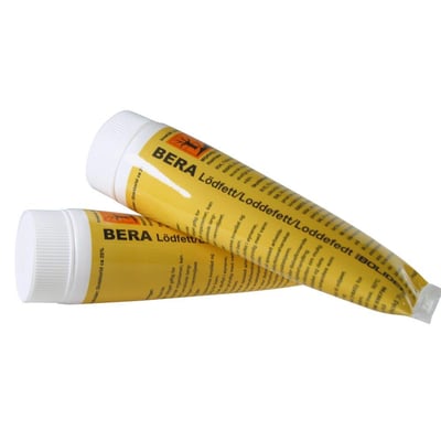 To tuber med BERA Loddefedt F-SW 21, begge med hvid skruelåg og gul etiket med sort tekst og logo.