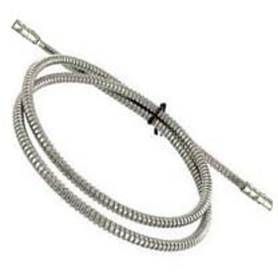 Omron spiralbeskyttelsesrør til E32, M4, 0,5 meter lang, fremstillet af metal og bundet med sort kabelbinder.