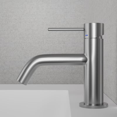 Minimalistisk Scandtap Steel Voyage håndvaskbatteri i rustfrit stål med ét greb på en hvid vask. Grebet er horisontalt placeret og har en subtil blå markering.