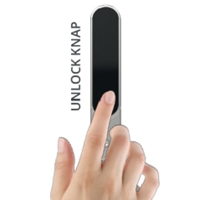 Secuyou Smart Lock Access med højre greb og messing finish, vist med en finger der trykker på 'UNLOCK KNAP' på den sorte touchflade.
