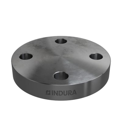 En blank metalblindflange med logoet 'INDURA' ses fra en vinkel med fire bolthuller og afdrejet kant.