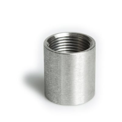 Muffe i rustfrit stål til 2" rør, 20 bar tryk, med indvendigt gevind, monteret på hvid baggrund.