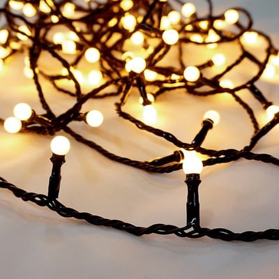 Nærbillede af Veli Line snebær lyskæde med 100 varmhvide LED-lys på en snoet sort ledning.