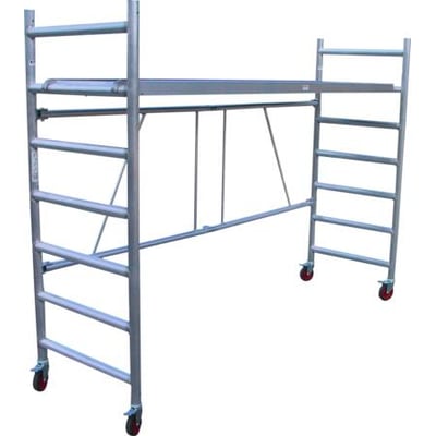 Sammenklappeligt stillads i aluminium med hjul, måler 250x74 cm, fremstår stabilt og klar til brug.