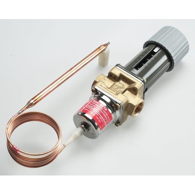 Tættere billede af Danfoss AVTA25 termostatventil med fokus på datamærkat og messing detaljer.