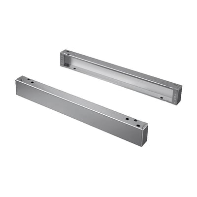 Rittal sokkelelementer i rustfrit stål til TS, SE og TS skabe, 100 mm høje og klar til montering.