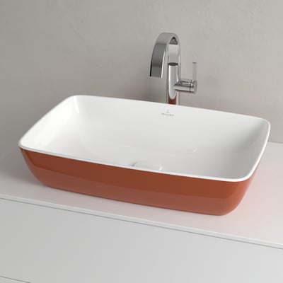 Villeroy & Boch Artis bordvask i BiColour orange og hvid porcelæn, 58 cm bred med firkantet design, monteret på hvid bordplade.