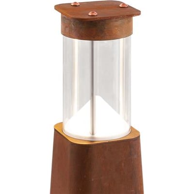 WEKA pullertarmatur til TOWER med en firkantet cor-ten stål top og base, og en cylindrisk klar polycarbonat skærm.