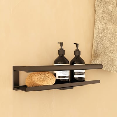 Cosmic brusehylde i sort mat finish, 350 mm bred, med to sorte sæbedispensere og en svamp på hylden.