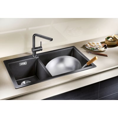 Blanco Pleon 9 UXI køkkenvask i vulkangrå SILGRANIT® med to kummer og sort armatur.