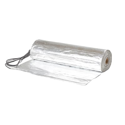 Heatcom Alumat varmemåtte i sølvfarvet, rullet sammen. Måtten har 140W/m² effekt og et areal på 1,5m², med en bredde på 0,5 meter.