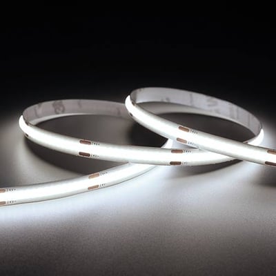 Ansell Lighting C-Cell COB LED-bånd på 5 meter med 24 V, vist lyst og oplyst i løkker.