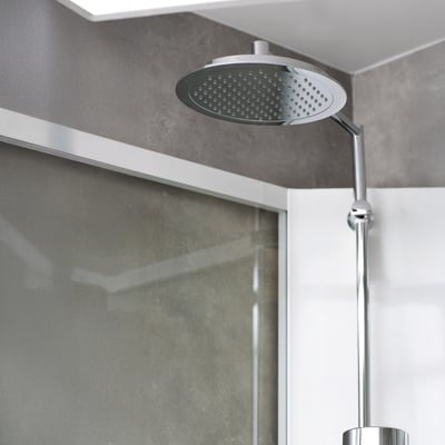 Contura Showerama 10-5 comfort brusekabine med krom armatur, stort rundt brusehoved og hvide profiler.