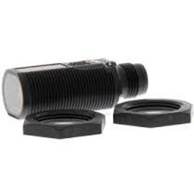 Omron E3FATP21LOMS fotoaftaster sender med 20m rækkevidde, M18 gevind og plastik hus, med to sorte monteringsmøtrikker.