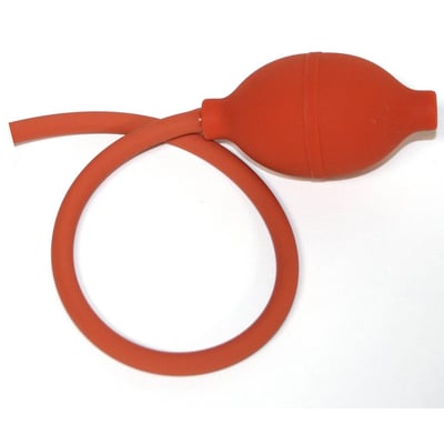 Orange ballonpumpe med tilhørende slange til FP-Smoke pulverrøgsflasker, fremstillet af gummi og designet til at give øget tryk.