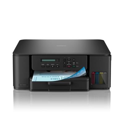 Sort Brother DCP-T580DW alt-i-en A4-farveprinter set forfra med udskrevet papir og synlige blæktanke.