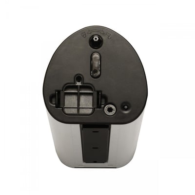 Top view of Cosmic Wellbeing væghængt spritdispenser i mat sølv, viser påfyldningshul og låsemekanisme.