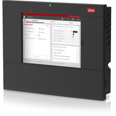 Danfoss AK-SM 850A system manager med skærm, set skråt forfra fra højre, med køleanlæggets oversigt vist.