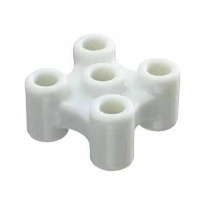 Omron elektrodeseparator F03-14-5P i hvid keramik med 5 separate huller til elektroder. Produktet har en kompakt og funktionel form på hvid baggrund.