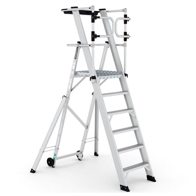 KEYPRO platformsstige med 5+1 trin i aluminium, vist med stor arbejdsplatform og selvlukkende rækværk, på hvid baggrund.