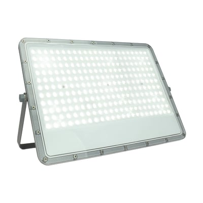 SpectrumLED 150W LED-projektør i gråt, rektangulært kabinet med LED-lysflade og justerbart monteringsbeslag.