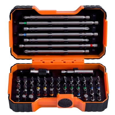 Nærbillede af Bahco 54-dele bitssæt, der fremhæver de forskellige typer og størrelser af korte bits i de røde, grønne og blå farvemarkeringer.