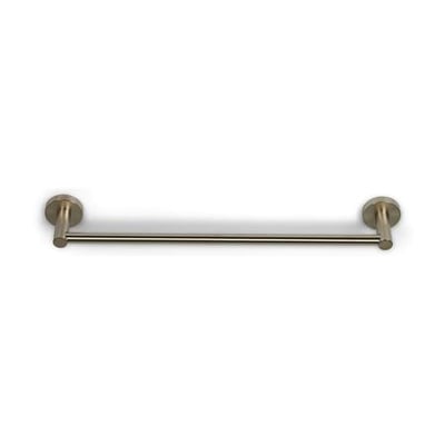 Enkelt håndklædestang i 60 cm længde med børstet nikkel finish og diskrete monteringsbeslag på en hvid baggrund.