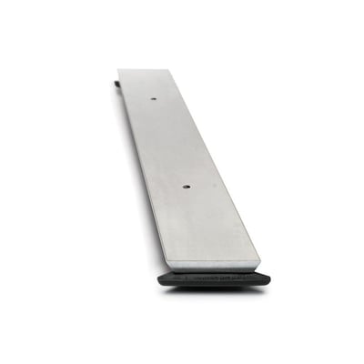 Unidrain HighLine Custom linjeafløb i rustfrit stål på 600 mm, set fra siden med fokus på den sorte justerbare sokkel.