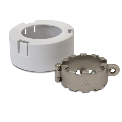 Salus institutionssikring til TRV, vist med hvid plastdæksel og metalring med indhak på hvid baggrund.