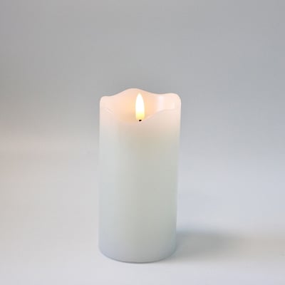 Et enkelt hvidt LED bloklys fra LEDlife med flammeeffekt, præsenteret på en ren hvid baggrund.