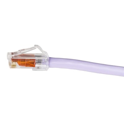 CommScope patchkabel Kategori 6 GS8E i violet LSZH med et synligt RJ45-stik, 1,83 meter langt.