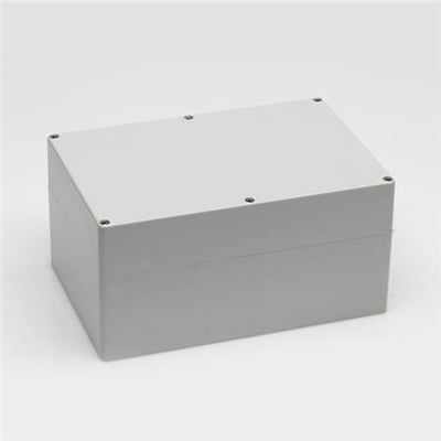 Bernstein CT-862 ABS-kasse med snap-luk, lysegrå, 240x160x120mm, vist på neutral baggrund med skruer synlige.