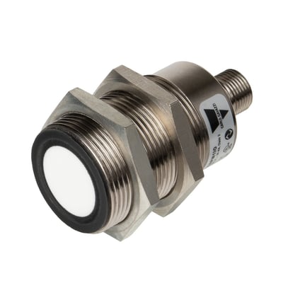 Carlo Gavazzi ultralydssensor M30 med IO-Link, set skråt forfra med hvid sensorflade, gevind og monteringsmøtrikker.