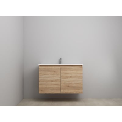 Sanibell Online møbelsæt i bardolino eg, 101x46,5 cm, monteret på væg med to grebsfrie softclose låger og porcelænsvask med armatur.