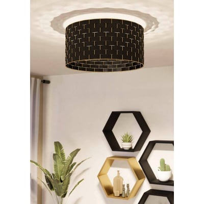 EGLO Marasales loftlampe i sort med tekstur og gyldne detaljer, monteret i et moderne rum med planter og hylder.