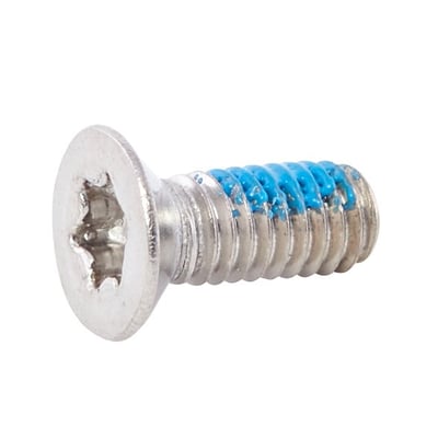Assa Abloy-skrue t/1590 M.V. med bredt, forsænket hoved og blå markeringer på gevindet, set skråt fra siden.