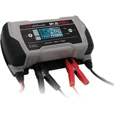 Schumacher SPI 25 PRO batterilader med 12/24V og 16A, vist forfra med klemmer og digital skærm.