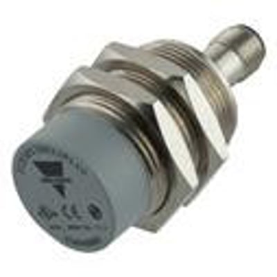 Carlo Gavazzi induktivaftaster M30 med IO-Link, kort cylindrisk hus med gevind, set skråt forfra.
