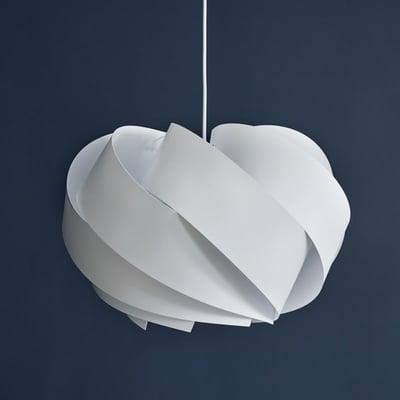 Hvid Dyberg Larsen Boleo pendel med en diameter på 50 cm, der viser dens skulpturelle, drejede form og hvide stofledning.